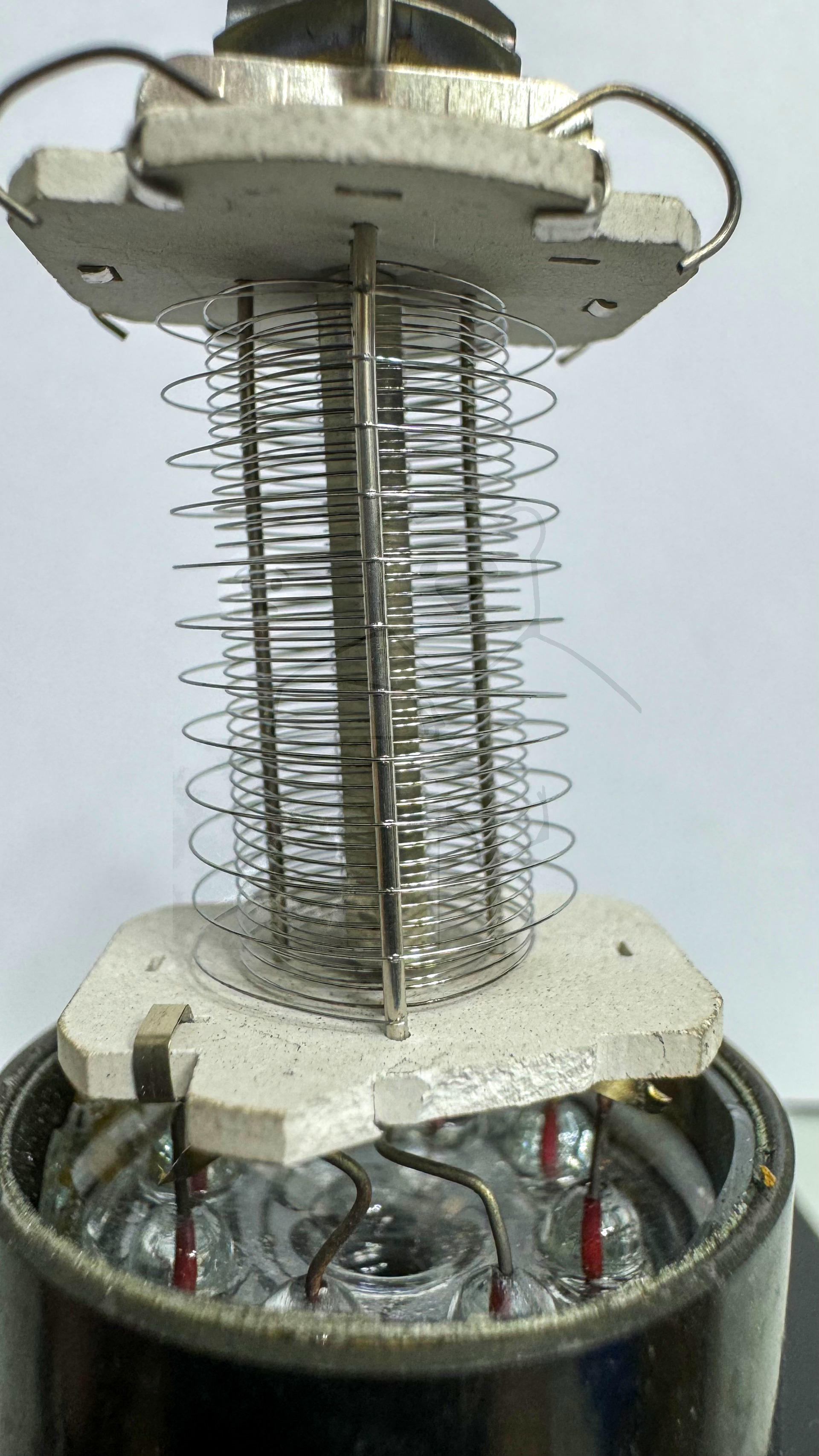 Makroaufnahme 6SA7 Bild 08 Gitter und Kathode Seitlich